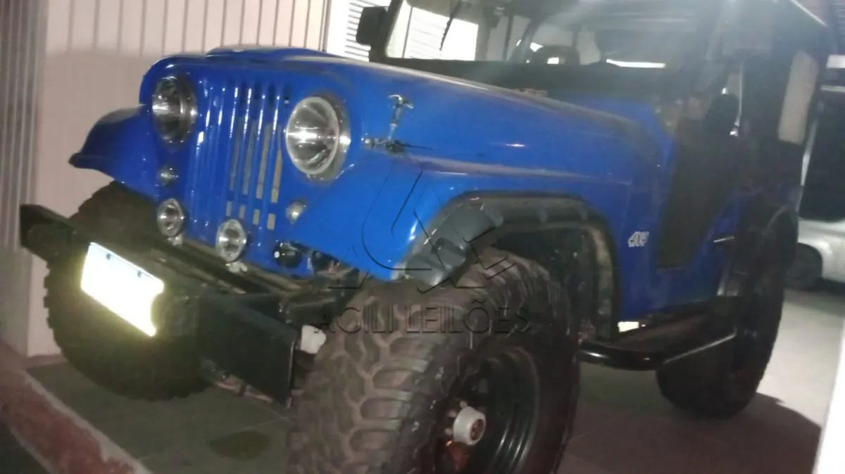 LOTE 000 - Jeep Willys 1958 4x4 e 4x4 reduzida com roda livre Motor de opala 4 cilindros  Caixa 5 marchas  Direção hidráulica  Freio a disco nas 4 rodas 4 pneus novos 315x70x16 Documentação em dia