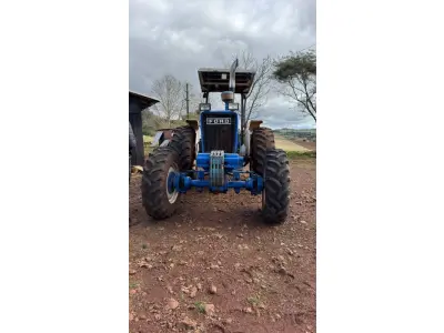 LOTE 001 - Trator marca Ford 6600, cor azul em estado geral de conservação com plataforma cor verde em metal