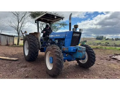 LOTE 001 - Trator marca Ford 6600, cor azul em estado geral de conservação com plataforma cor verde em metal