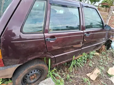 LOTE 033 - 1 veículo Marca/Modelo FIAT/UNO MILLE FIRE, Placa HRU6E93, Placa Anterior HRU6493, Fabricação/modelo 2001/2002, Chassi 9BD15822524285626, 4 portas, em mal estado de conservação, avaliado em R$ 7.000,00