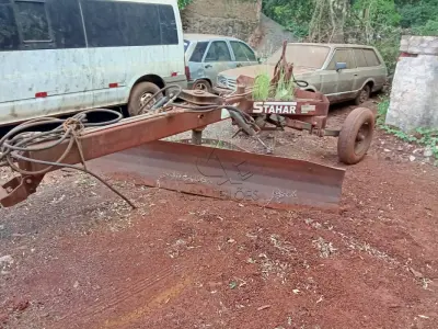 LOTE 008 - Plaina niveladora Stahar PAT3000, ano 2012, 4,40m x 3m, 700kg, Patrimônio 6197. Avaliação R$ 1.000,00.