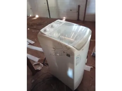 LOTE 025 - Lava-roupas Electrolux 8kg, Patrimônio 6222, péssimo estado. Avaliação R$ 50,00.