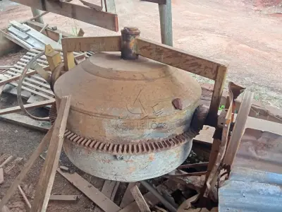 LOTE 023 - Betoneira 400L Maqtron, Motor Voges 2CV, Patrimônio 6185. Avaliação R$ 150,00.