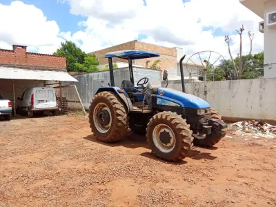 LOTE 005 - Trator New Holland TL95 4x4, Patrimônio 6208, Motor MWM Turbo, Ano 2012, 103CV, Chassi ZBCB86690. Avaliação R$ 80.000,00.