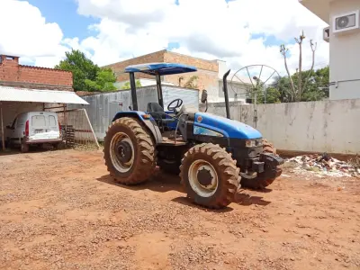 LOTE 005 - Trator New Holland TL95 4x4, Patrimônio 6208, Motor MWM Turbo, Ano 2012, 103CV, Chassi ZBCB86690. Avaliação R$ 80.000,00.
