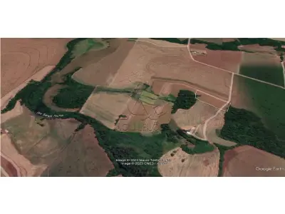 LOTE 001 - Imóvel MATRÍCULA Nº 3107 RI de Três de Maio / RS Uma fração de terras pertencente ao Lote Rural nº 18, com a área de 125.000,00 m² (cento e vinte e cinco mil metros quadrados), sem benfeitorias, situada na Colônia Glória, neste Município, confrontando: ao Norte, por terras de Pedro Rodolpho Pipper, José Casemiro Pipper e de Agostinho Alfredo Pipper; ao Sul, com o Rio Santa Rosa; a Leste, com terras de Laurindo Piccoli; e, a Oeste, com terras de Victório e Adelino Berratti. Cadastrada no INCRA sob nº 867.101.011.142-1, área total 12,5; m. rural 31,4; nº mod. fiscal 0,55; m. fiscal 20.