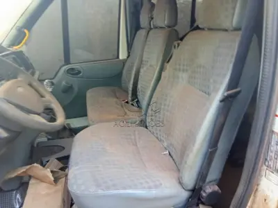 LOTE 001 - MICROÔNIBUS (VAN), Placas IVE0558, RENAVAM 00600389472, Patrimônio 6742, Marca/Modelo I/Ford Transit TCA MIC, Ano 2013/2013, Diesel, Potência 125CV, Chassi WFODXPTDFDTB68755, 3 portas. Avaliação R$ 5.000,00.