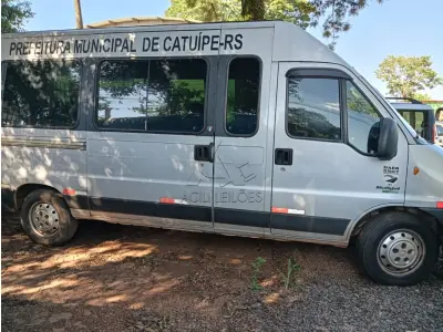 LOTE 024 - VAN(MICROÔNIBUS) ; 0 KM; FIAT/DUCATO MC TCA MIC; CAPACIDADE 16 LUGARES; POTENCIA 127 CV; ANO 2013 E MODELO 2014; COR PRATA; A DIESEL; CHASSI 93W245H34E2126168; RENAVAM 00587498790; 5 MARCHAS A FRENTE + 1 RÉ; COM TACÓGRAFO DIGITAL; COM AR CONDICIONADO; DIREÇÃO HIDRÁULICA; AIRBAG PARA MOTORISTA; TRAVA ELÉTRICA DAS PORTAS ; VIDROS ELÉTRICOS NAS PORTAS DIANTEIRAS.