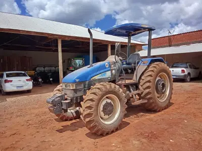 LOTE 005 - Trator New Holland TL95 4x4, Patrimônio 6208, Motor MWM Turbo, Ano 2012, 103CV, Chassi ZBCB86690. Avaliação R$ 80.000,00.