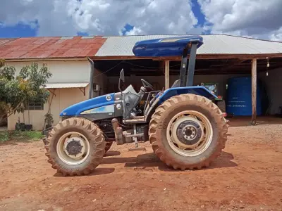 LOTE 005 - Trator New Holland TL95 4x4, Patrimônio 6208, Motor MWM Turbo, Ano 2012, 103CV, Chassi ZBCB86690. Avaliação R$ 80.000,00.