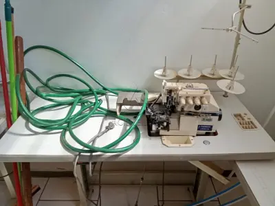 LOTE 010 - Máquina Overlok Lanmax LM-305HR, Motor LCTUSY MCL800MN nº JE3124625, Patrimônio 3851. Avaliação R$ 300,00.