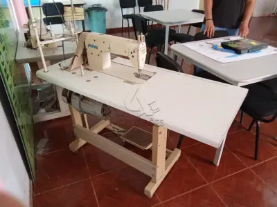 LOTE 020 - Máquina costura reta Protex TY8500, Motor LCTUSY DOL12H nº10050448, Patrimônio 3699. Avaliação R$ 300,00.