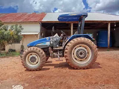 LOTE 005 - Trator New Holland TL95 4x4, Patrimônio 6208, Motor MWM Turbo, Ano 2012, 103CV, Chassi ZBCB86690. Avaliação R$ 80.000,00.