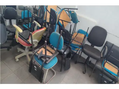 LOTE 020 - Sucata de cadeiras fixas e giratórias.