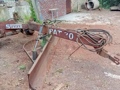 LOTE 008 - Plaina niveladora Stahar PAT3000, ano 2012, 4,40m x 3m, 700kg, Patrimônio 6197. Avaliação R$ 1.000,00.