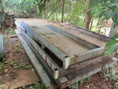 LOTE 021 - Ferro velho – diversos materiais. Avaliação R$ 0,30/kg.