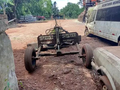 LOTE 008 - Plaina niveladora Stahar PAT3000, ano 2012, 4,40m x 3m, 700kg, Patrimônio 6197. Avaliação R$ 1.000,00.