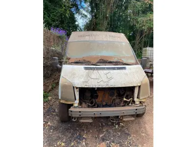 LOTE 001 - MICROÔNIBUS (VAN), Placas IVE0558, RENAVAM 00600389472, Patrimônio 6742, Marca/Modelo I/Ford Transit TCA MIC, Ano 2013/2013, Diesel, Potência 125CV, Chassi WFODXPTDFDTB68755, 3 portas. Avaliação R$ 5.000,00.