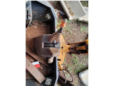 LOTE 006 - Retroescavadeira 4x4