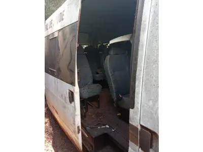 LOTE 001 - MICROÔNIBUS (VAN), Placas IVE0558, RENAVAM 00600389472, Patrimônio 6742, Marca/Modelo I/Ford Transit TCA MIC, Ano 2013/2013, Diesel, Potência 125CV, Chassi WFODXPTDFDTB68755, 3 portas. Avaliação R$ 5.000,00.