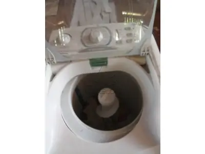 LOTE 025 - Lava-roupas Electrolux 8kg, Patrimônio 6222, péssimo estado. Avaliação R$ 50,00.