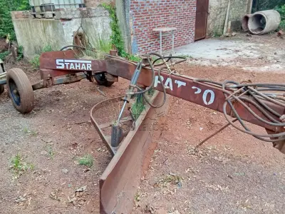 LOTE 008 - Plaina niveladora Stahar PAT3000, ano 2012, 4,40m x 3m, 700kg, Patrimônio 6197. Avaliação R$ 1.000,00.