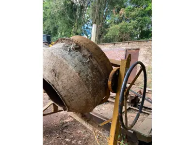 LOTE 009 - Betoneira M-400, sem motor, patrimônio não encontrado. Avaliação R$ 150,00.