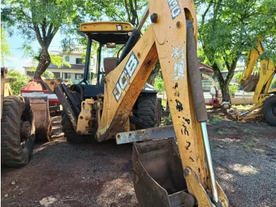 LOTE 006 - Retroescavadeira 4x4