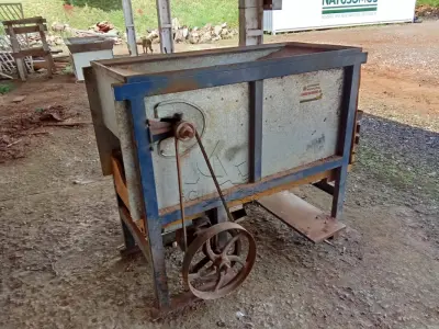 LOTE 027 - Classificador de sementes Ickert, 15 sacos/hora. Avaliação R$ 250,00.