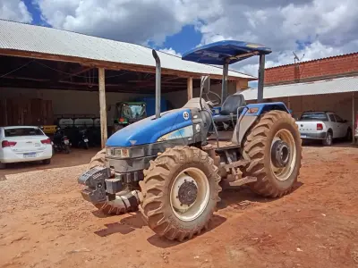 LOTE 005 - Trator New Holland TL95 4x4, Patrimônio 6208, Motor MWM Turbo, Ano 2012, 103CV, Chassi ZBCB86690. Avaliação R$ 80.000,00.