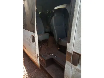 LOTE 001 - MICROÔNIBUS (VAN), Placas IVE0558, RENAVAM 00600389472, Patrimônio 6742, Marca/Modelo I/Ford Transit TCA MIC, Ano 2013/2013, Diesel, Potência 125CV, Chassi WFODXPTDFDTB68755, 3 portas. Avaliação R$ 5.000,00.