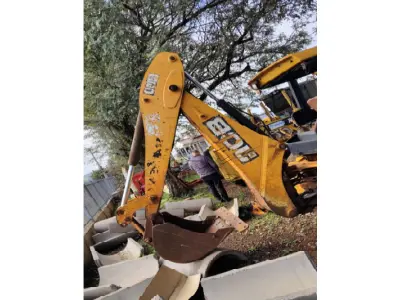 LOTE 006 - Retroescavadeira 4x4