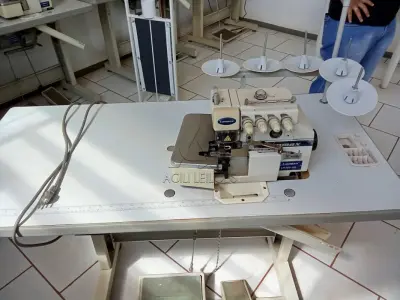 LOTE 019 - Máquina Overlok Lanmax LM-305HR, Motor JE3124720, Patrimônio 3860. Avaliação R$ 300,00.