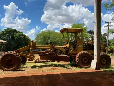LOTE 002 - Motoniveladora Caterpillar 120B, Motor Caterpillar 3306 nº 60700463, Ano 197?. Avaliação R$ 30.000,00.