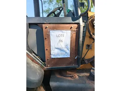 LOTE 006 - Retroescavadeira 4x4