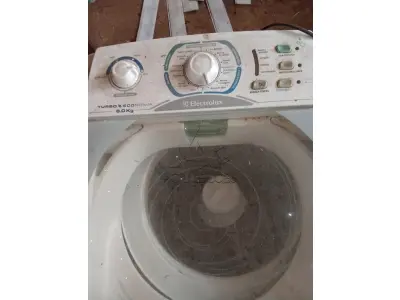 LOTE 025 - Lava-roupas Electrolux 8kg, Patrimônio 6222, péssimo estado. Avaliação R$ 50,00.