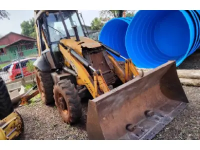 LOTE 006 - Retroescavadeira 4x4