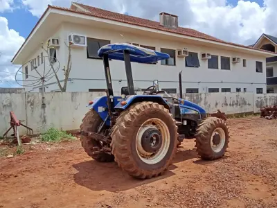 LOTE 005 - Trator New Holland TL95 4x4, Patrimônio 6208, Motor MWM Turbo, Ano 2012, 103CV, Chassi ZBCB86690. Avaliação R$ 80.000,00.