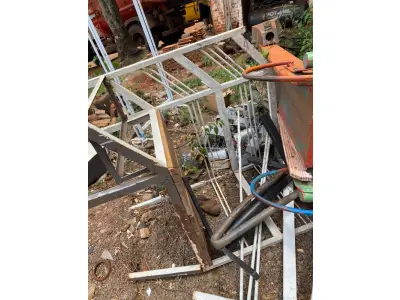 LOTE 021 - Ferro velho – diversos materiais. Avaliação R$ 0,30/kg.