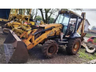 LOTE 006 - Retroescavadeira 4x4