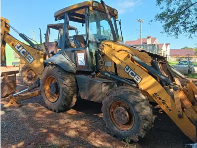 LOTE 006 - Retroescavadeira 4x4