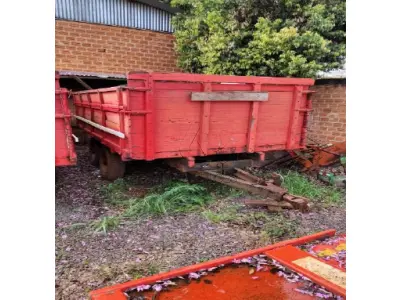 LOTE 005 - Carreta agrícola de madeira