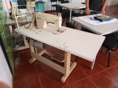 LOTE 020 - Máquina costura reta Protex TY8500, Motor LCTUSY DOL12H nº10050448, Patrimônio 3699. Avaliação R$ 300,00.