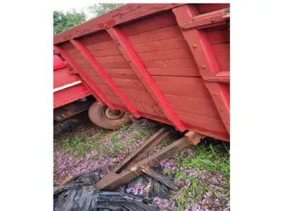 LOTE 005 - Carreta agrícola de madeira