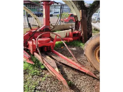 LOTE 002 - Colhedor de forragem