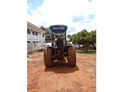 LOTE 005 - Trator New Holland TL95 4x4, Patrimônio 6208, Motor MWM Turbo, Ano 2012, 103CV, Chassi ZBCB86690. Avaliação R$ 80.000,00.