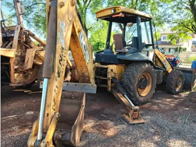 LOTE 006 - Retroescavadeira 4x4