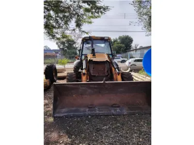 LOTE 006 - Retroescavadeira 4x4