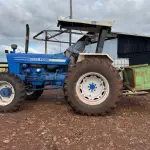 LOTE 001 - Trator marca Ford 6600, cor azul em estado geral de conservação com plataforma cor verde em metal
