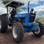 LOTE 001 - Trator marca Ford 6600, cor azul em estado geral de conservação com plataforma cor verde em metal